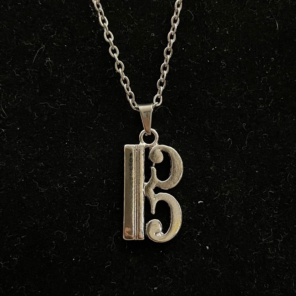 🌸 5 for $25 // Music symbol - alto tenor “B” necklace NWOT